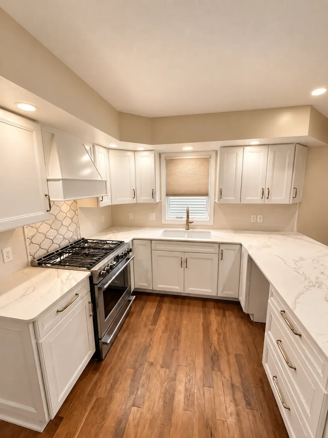 Made for daily life: A compact kitchen combines white cabinetry, a patterned backsplash and wood-look flooring.